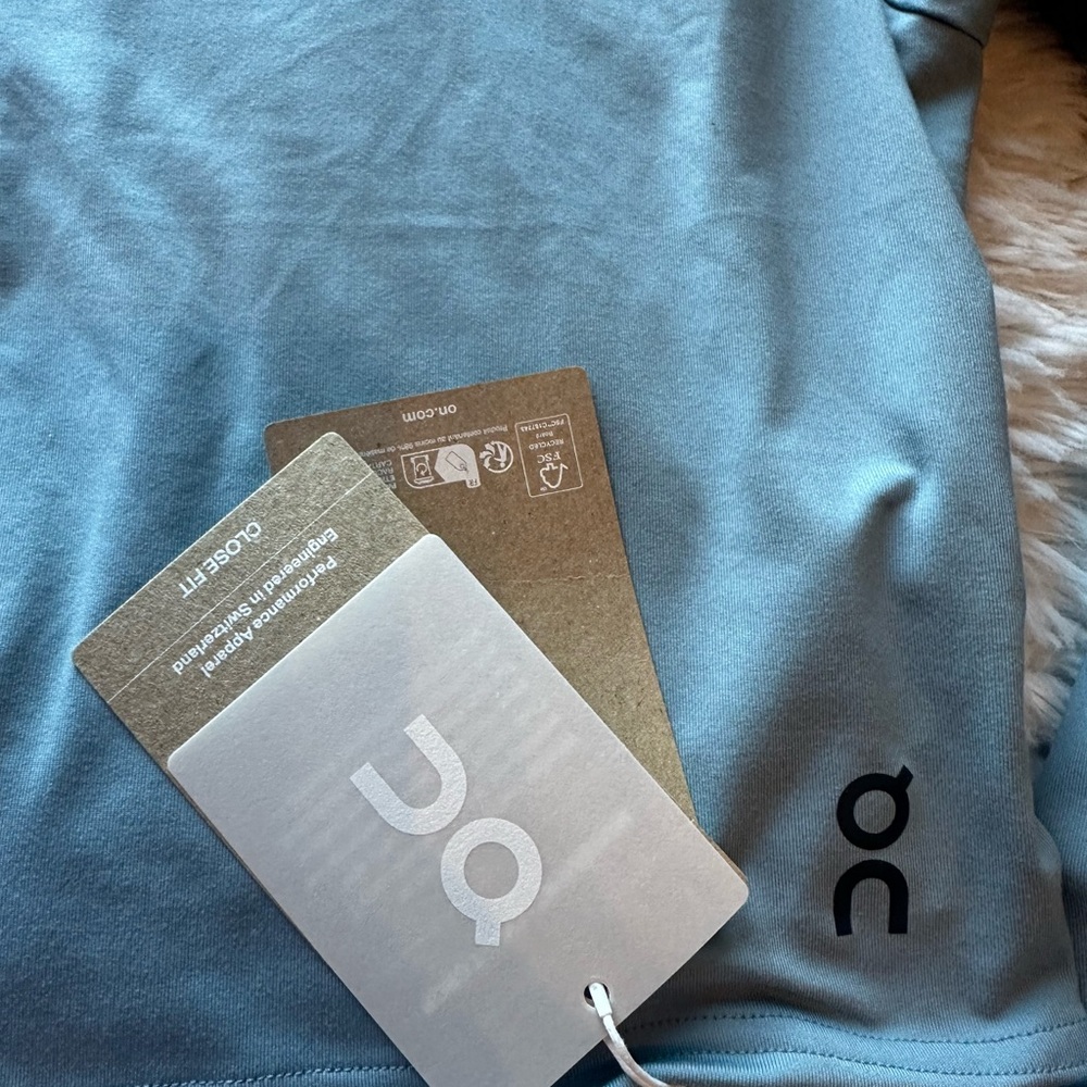 On Cloud Running Women's Long-Sleeve Crop Tee in Dusty Blue - Picture 5 of 7